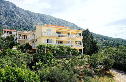 Zivogosce Apartment | Apartment Gojko - 50 m from the beach: A2(6) - Zivogosce, Riviera Makarska, Croatia