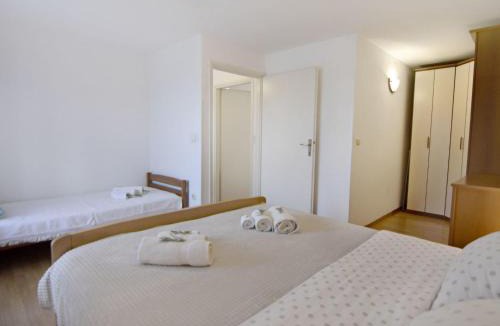 Babici Apartment | Apartment Große Wohnung in Babići mit Garten und Terrasse by Interhome