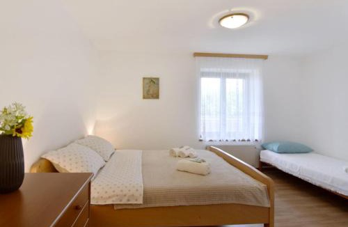 Babici Apartment | Apartment Große Wohnung in Babići mit Garten und Terrasse by Interhome