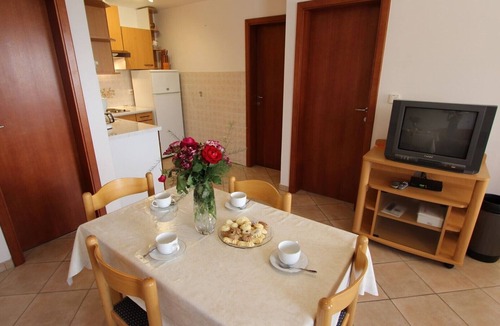 Sveti Vid-Miholjice Apartment | Apartment with shared pool