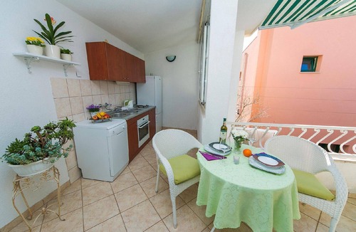Bidol Apartment | Apartment in Bidol with Barbecue and Terrace