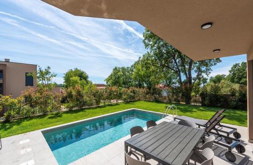 Karigador Villa | Apartment in Croatia near the Sea with Pool