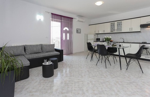 Kastel Gomilica Apartment | Apartment in Kaštel Gomilica near the Sea