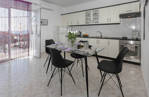Kastel Gomilica Apartment | Apartment in Kaštel Gomilica near the Sea