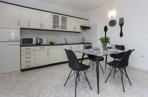 Kastel Gomilica Apartment | Apartment in Kaštel Gomilica near the Sea