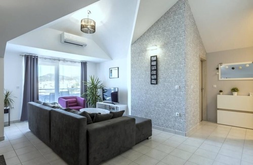 Kastel Novi Apartment | Apartment in Kaštel Novi with Balcony, Air condition, WIFI, Washing machine (5105-1)