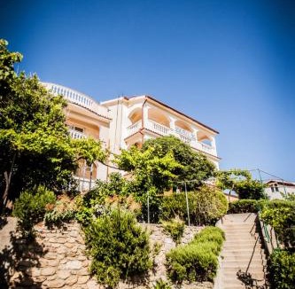 Rab Town Apartment | Apartment in Lopar with balcony, air conditioning, W-LAN, washing machine (186-3)