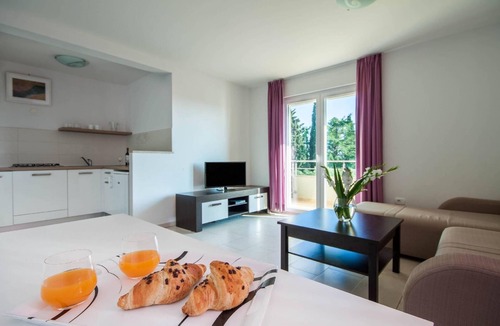 Monterol Apartment | Apartment in Monterol with Terrace and Garden