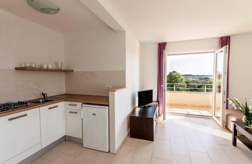 Monterol Apartment | Apartment in Monterol with Terrace and Garden