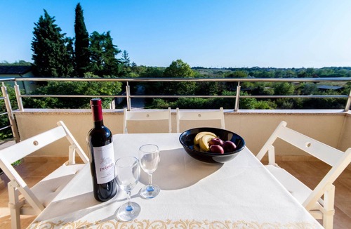 Monterol Apartment | Apartment in Monterol with Terrace and Garden