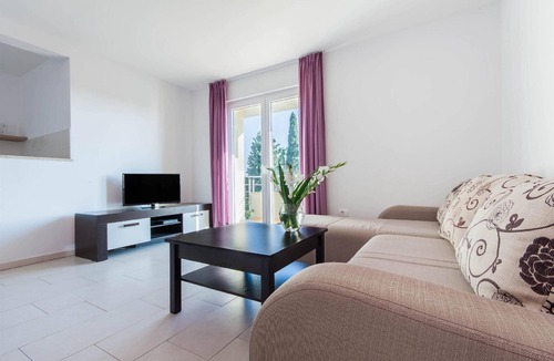 Monterol Apartment | Apartment in Monterol with Terrace and Garden