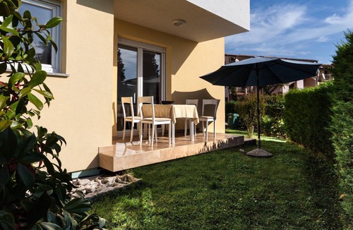 Monterol Apartment | Apartment in Monterol with Garden and Terrace