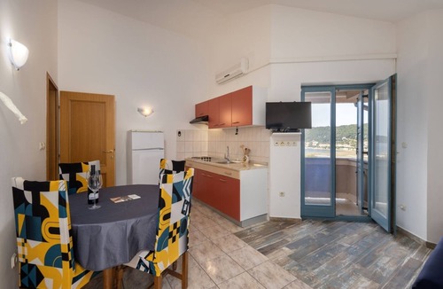 Supetarska Draga Apartment | Apartment in Supetarska Draga with Seaview, Balcony, Air condition, WIFI (3321-4)