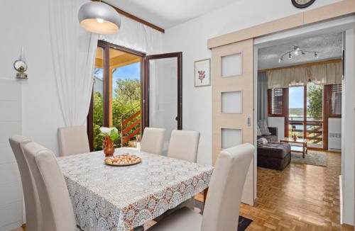 Supetarska Draga Apartment | Apartment in Supetarska Draga near Sandy Beach