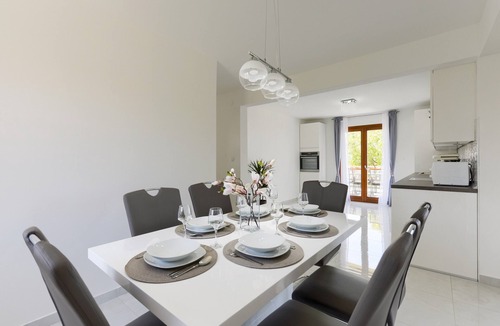 Crno Apartment | Apartment Issa- Luxury three bedroom apartment with bacony and city view