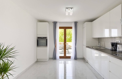 Crno Apartment | Apartment Issa- Luxury three bedroom apartment with bacony and city view