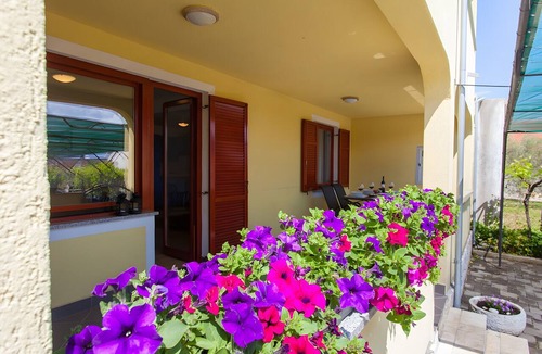 Porat Apartment | Apartment 'Ivan' with Private Terrace, Wi-Fi and Air Conditioning
