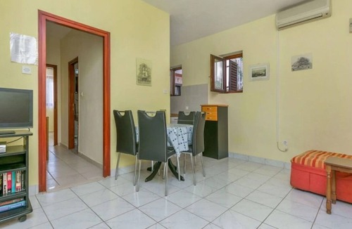 Cove Makarac (Milna) Apartment | Apartment Mari - great location 30m from the sea: A1 donji (2+2) - Milna (Brac), Island Brac,