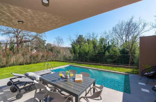 Karigador Villa | Apartment near beach with pool