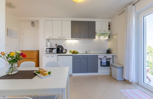 Vrvari Apartment | Apartment Nensi with Balcony near Porec