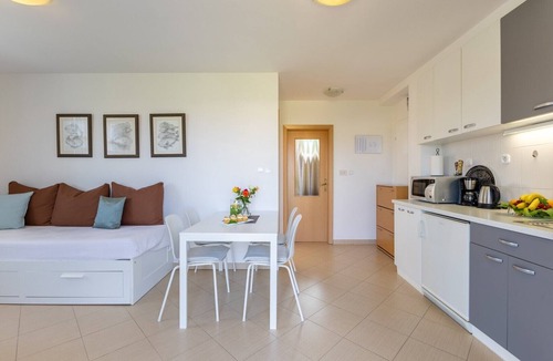 Vrvari Apartment | Apartment Nensi with Balcony near Porec