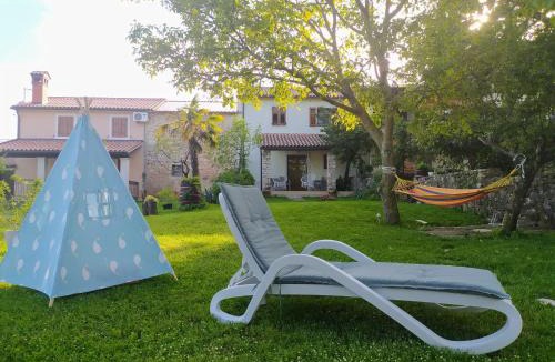 Rakotule Apartment | Apartment PARENZANA, little row HOUSE with big green yard in central Istria