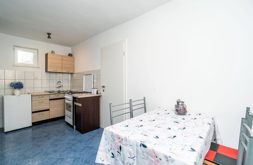 Gruz House | Apartment & Rooms Alan-Double Room with Shared Bathroom 1
