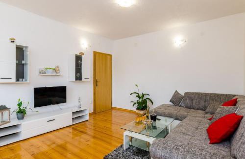 Banici Apartment | Apartment & Rooms Ma din - One Bedroom Apartment with Balcony and Sea View