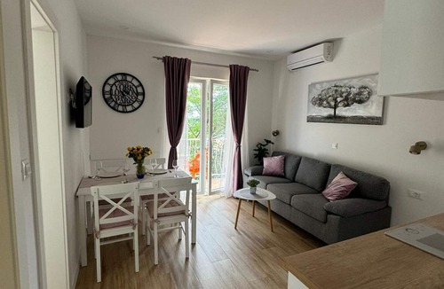 Srebreno Apartment | Apartment & Rooms Papa - Two Bedroom Apartment with Balcony and Partial Sea View