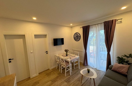 Srebreno Apartment | Apartment & Rooms Papa - Two Bedroom Apartment with Balcony and Partial Sea View