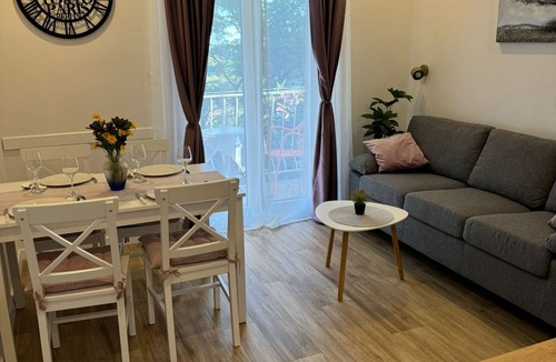Srebreno Apartment | Apartment & Rooms Papa - Two Bedroom Apartment with Balcony and Partial Sea View