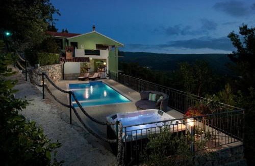 Split Apartment | Apartment Stela with heated private pool and Whirlpool Gornje Sitno