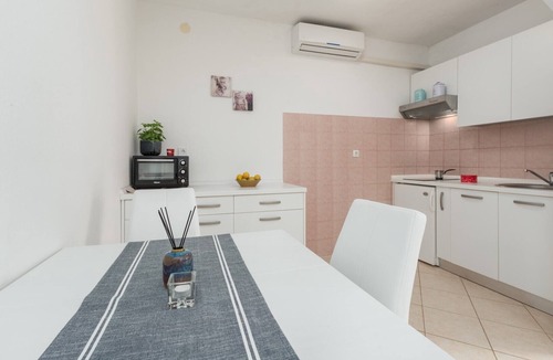 Susnjici Apartment | Apartment Susnjici 2 with Pool, Children Playground and Balcony, Parking