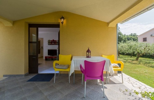 Susnjici Apartment | Apartment Susnjici 2 with Pool, Children Playground and Balcony, Parking