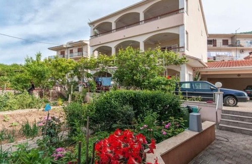Jesenice Apartment | Apartment Temza near sea and Split with jacuzzi