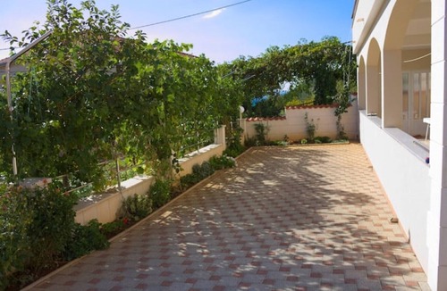 Jesenice Apartment | Apartment Temza near sea and Split with jacuzzi
