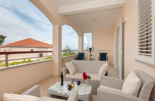 Jesenice Apartment | Apartment Temza near sea and Split with jacuzzi