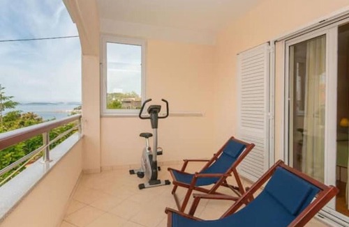 Jesenice Apartment | Apartment Temza near sea and Split with jacuzzi
