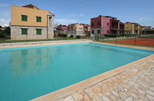 Gedici Apartment | Apartment Tia for 4 persons with shared Tennis court & Pool