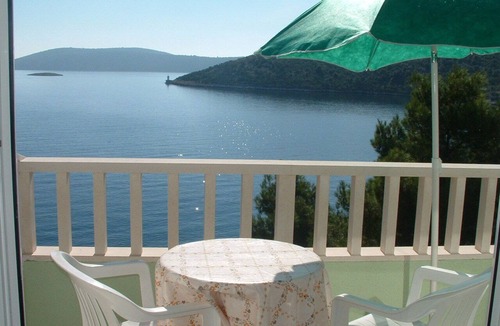Vinisce Apartment | Apartment Tonka - 10 m from beach A6(3) - Vinisce, Riviera Trogir, Croatia