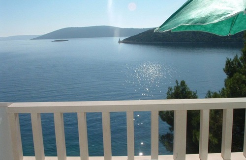 Vinisce Apartment | Apartment Tonka - 10 m from beach A6(3) - Vinisce, Riviera Trogir, Croatia