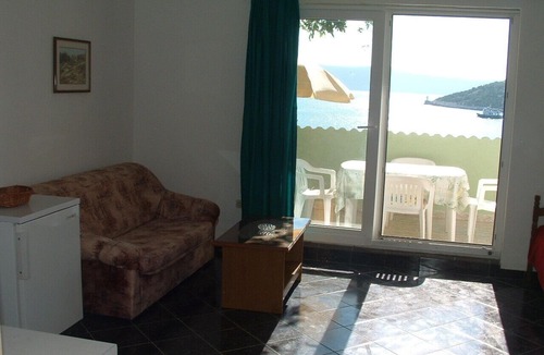 Vinisce Apartment | Apartment Tonka - 10 m from beach A2(2+2) - Vinisce, Riviera Trogir, Croatia