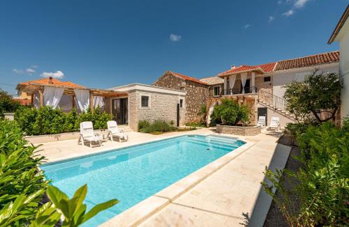 Ugljan Apartment | Apartment Varos with shared pool