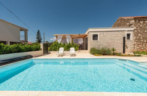 Ugljan Apartment | Apartment Varos with shared pool