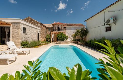 Ugljan Apartment | Apartment Varos with shared pool