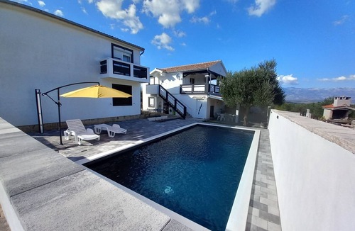 Podgradina Apartment | Apartment With a Pool, Mountainview, Near the Sea!