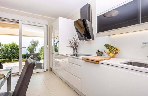 Volosko Apartment | Apartment with whirlpool, sea view, parking, internet, pets allowed