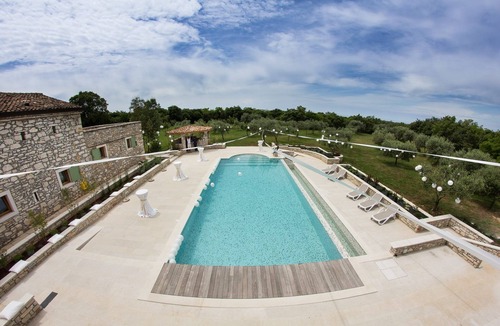 Vilanija Apartment | Apartment "Yellow" by the pool olive garden view