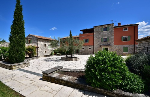 Vilanija Apartment | Apartment "Yellow" by the pool olive garden view