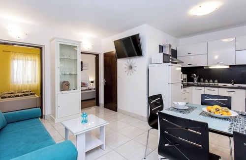 Silo Apartment | Apartment Zeljko - with Pool, 200 m from the Sea, two bedrooms, roofed terrace, private parking, BBQ facilities, outdoor shower, sun loungers